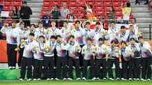 Foto yang diambil pada 3 Oktober 2026 ini memperlihatkan para pemain Korea Selatan merayakan kemenangan setelah meraih medali emas dalam pertandingan final sepak bola putra antara Jepang dan Korea Selatan di ajang Asian Games 2026 di Stadion Toyota, Toyota. Bagi para pesepak bola Korea Selatan peraih medali emas tersebut, kemenangan di Asian Games membawa imbalan yang melampaui sekadar kejayaan olahraga: pembebasan dari kewajiban mengikuti wajib militer. Namun, cara sebagian pemain merayakan keuntungan tersebut memicu reaksi negatif publik, sehingga mendorong Seoul untuk meninjau kembali sistem yang telah berlaku selama beberapa dekade—yang awalnya dirancang untuk memberikan penghargaan kepada atlet yang mengharumkan nama bangsa. (YONHAP/AFP)