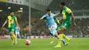  Pemain Manchester City,  Sergio Aguero melakukan tembakan yang berbuah gol saat dihadang para pemain Norwich City pada laga Babak ketiga Piala FA di Stadion Carrow Road, Norwich, Sabtu (9/1/2016)  (Reuters/Alex Morton)