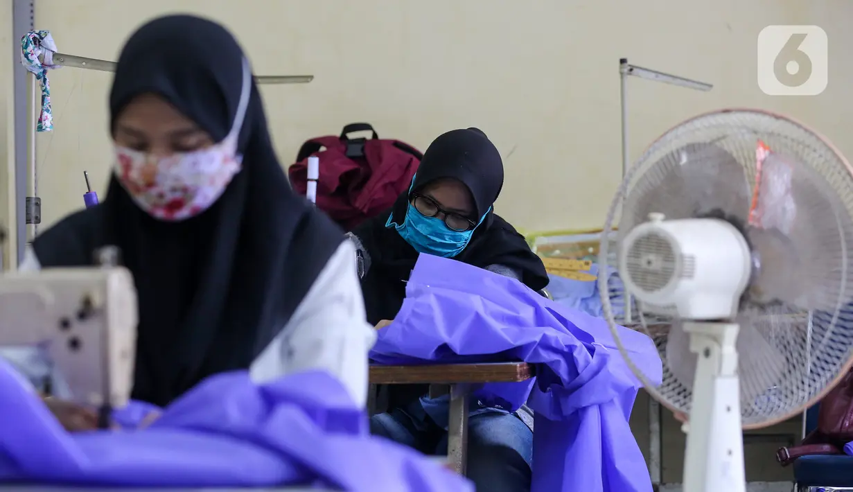 Peserta pelatihan memproduksi alat pelindung diri (APD) berupa pakaian dekontaminasi atau baju hazmat di Balai Latihan Kerja (BLK), Cibodas, Kota Tangerang, Rabu (15/4/2020). BLK memproduksi baju hazmat berbahan Polypropylene Spundbound secara mandiri untuk tenaga medis. (Liputan6.com/Fery Pradolo)