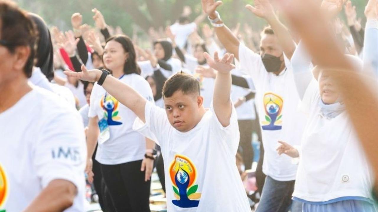 Unesa Raih Rekor MURI Yoga Disabilitas Terbanyak, Wujudkan Inklusivitas Pendidikan