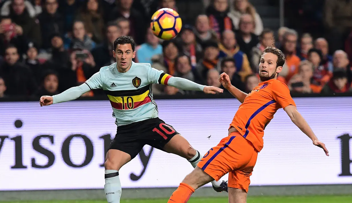 Kapten Belgia, Eden Hazard (kiri) melepaskan tembakan melewati hadangan pemain Belanda, Daley Blind pada laga persahabatan di Amsterdam ArenA stadium, Amsterdam, (9/11/2016). (AFP/Emmanuel Dunand)