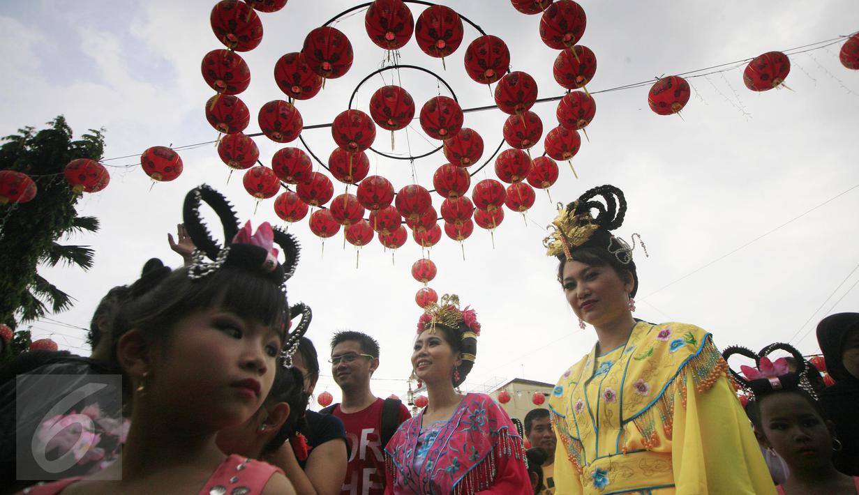 Sejumlah wanita berpakaian ala adat Tiongkok saat perayaan Grebeg Sudiro, Pasar Gede Solo, Minggu (31/1/2016).Grebeg Sudiro di selenggarakan untuk menyambut tahun baru Imlek. (Foto: Boy Harjanto)