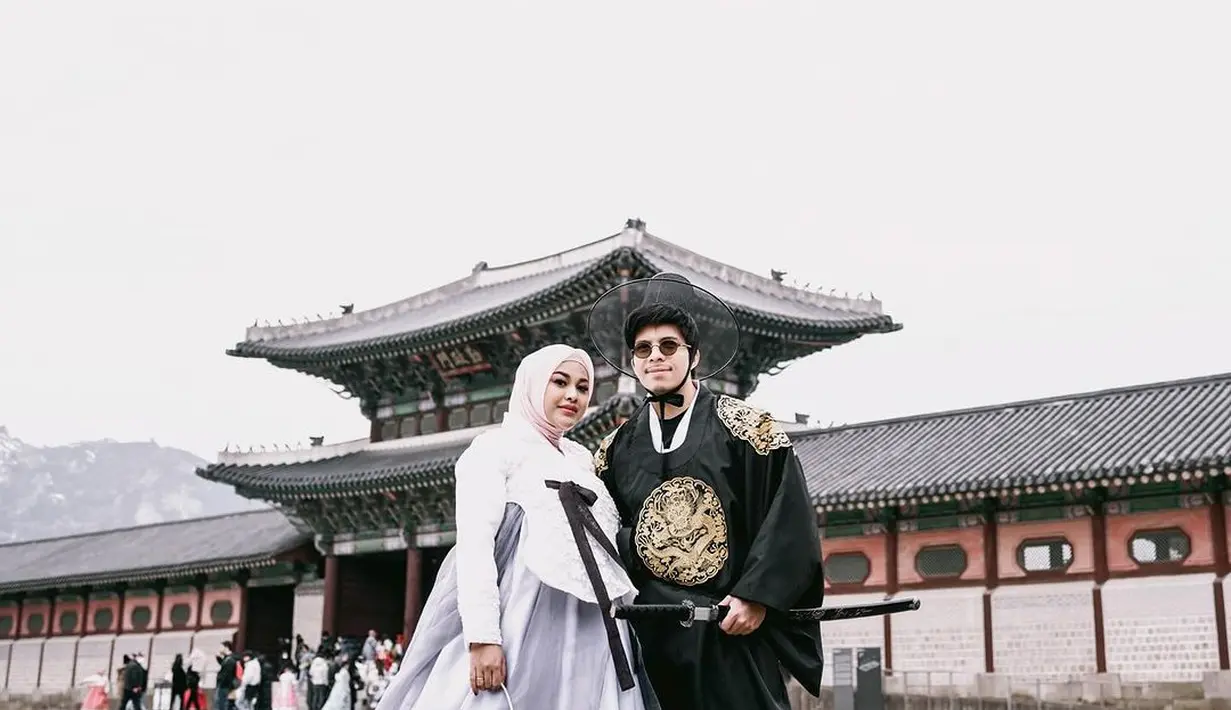 Sementara Atta Halilintar kenakan hanbok hitam emas yang maskulin dan topi tradisional hitam [@attahalilintar]