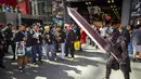 Seorang cosplayer di New York Comic Con 2022 berdandan sebagai Guts dari Berserk. (Foto: Charles Sykes/Invision/AP)