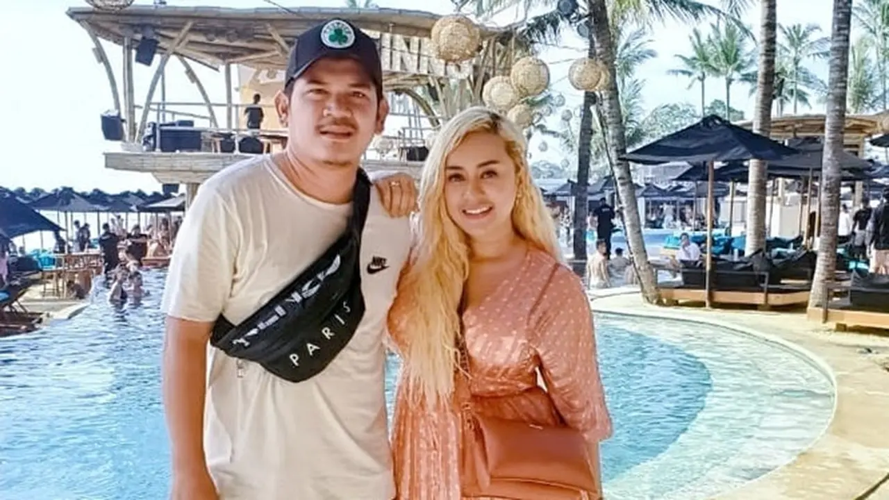 Jarang Tersorot, Ini 6 Potret Mesra Lia Lidysta dan Suami