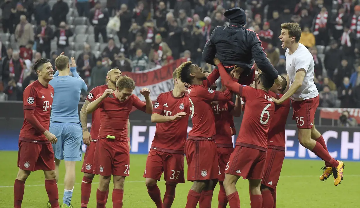 Pemain Bayern Munich merayakan kemenangan atas Juventus pada laga leg kedua 16 besar Liga Champions di Stadion Allianz Arena, Kamis (17/3/2016) dini hari WIB. (AFP/Tobias Schwarz)