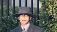 Gaya V BTS saat hadir Vogue World Hollywood dengan aksesori Korea Selatan. [@thv]