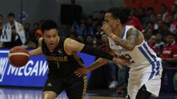 Pebasket Indonesia, Andakara Prastawa, mengontrol bola saat melawan Filipina pada semifinal SEA Games 2019 di Mall Of Asia Arena, Manila, Senin (9/12). Indonesia kalah 97-70 dari Filipina. (Bola.com/ M Iqbal Ichsan)