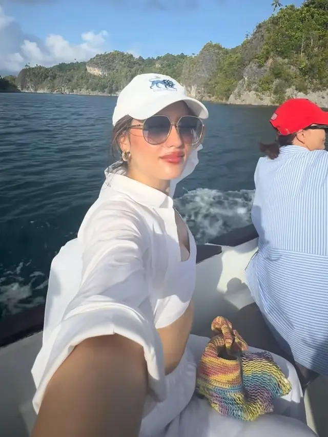 Cinta Laura ke Raja Ampat pakai busana serba putih [@claurakiehl]