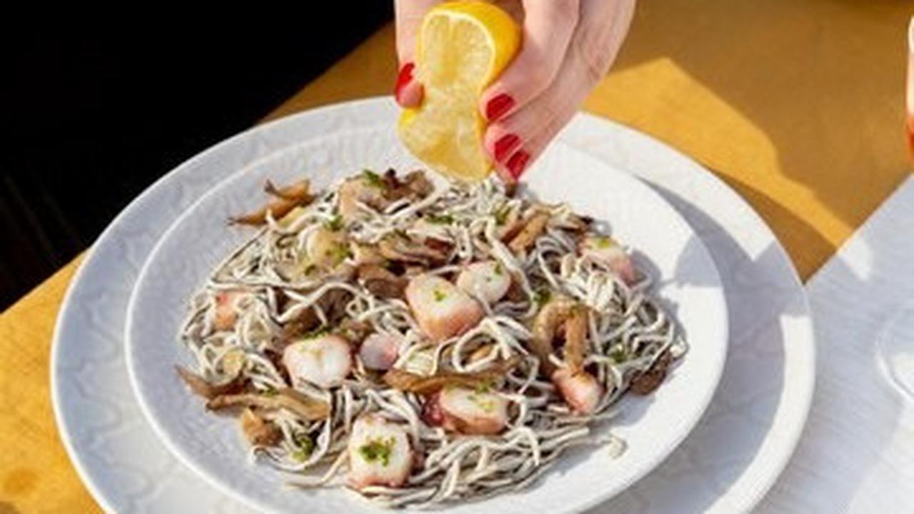 6.&nbsp;Makan makanan segar di Mediterania
