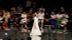 Model berjalan di atas catwalk mengenakan busana kreasi Fiziwoo selama Festival Fashion Week di Kuala Lumpur, Malaysia, (18/8). (AP Photo / Daniel Chan)