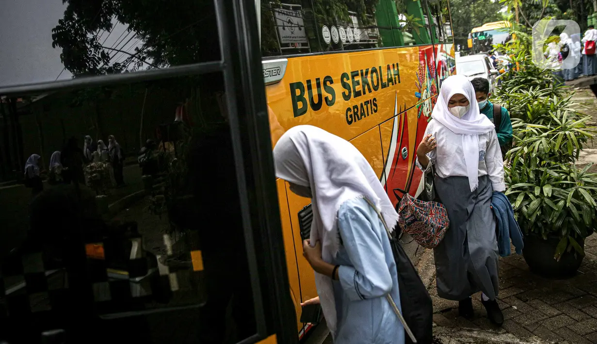 Pelajar menaiki bus sekolah usai pembelajaran tatap muka (PTM) di SMK Negeri 15, Kebayoran Baru, Jakarta Selatan, Jumat (3/9/2021). Dishub DKI Jakarta melalui Unit Pengelola Angkutan Sekolah mengoperasikan 70 bus sekolah yang melayani 20 rute reguler dan 13 rute zonasi. (Liputan6.com/Faizal Fanani)