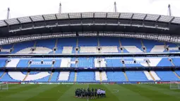 Pemain dan pelatih Real Madrid berkoordinasi saat melakukan latihan menjelang laga semifinal Liga Champions 2022/2023 melawan Manchester City di Etihad Stadium, Manchester, Selasa (16/05/2023) waktu setempat. (AP Photo/PA/Martin Rickett)