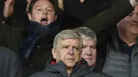 Pelatih Arsenal, Arsene Wenger berada di tribun menyaksikan timnya bertanding melawan Nottingham Forest di pertandingan babak ketiga Piala FA di City Ground, Nottingham, Inggris (7/1). Arsenal kalah 4-2 atas Nottingham Forest. (AFP Photo/Oli Scarff)