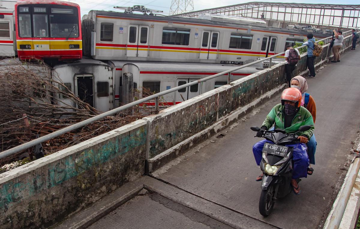 FOTO: Gerbong KRL Tak Terpakai Bertumpuk di Depok Picu Rasa Penasaran Warga