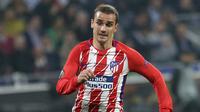 Pemain Atletico Madrid Antoine Griezmann mengontrol bola saat melawan Marseille dalam pertandingan final Liga Europa di Stade de Lyon, Prancis (16/5). (AP Photo / Laurent Cipriani)