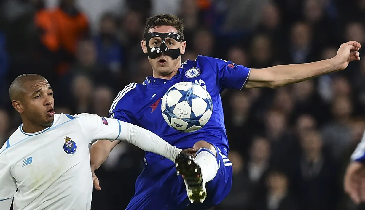 Pemain Porto, Yacine Brahimi (kiri) berebut bola dengan pemain Chelsea, Nemanja Matic (kanan) pada lanjutan Liga Champions leg kedua grup G di Stadion Stamford Bridge, London, Kamis (10/12/2015) dini hari WIB.  (AFP Photo/Glyn Kirk/AFP/Ben Stansall)