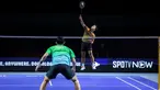 Pebulu tangkis tunggal putra Indonesia, Anthony Ginting dari tim Hurricanes melakukan pukulan smash ke arah Jonatan Christie dari tim Blitzers dalam laga Badminton XL 2025 di Istora Senayan, Jakarta, Sabtu (04/10/2025). (Bola.com/Bagaskara Lazuardi)