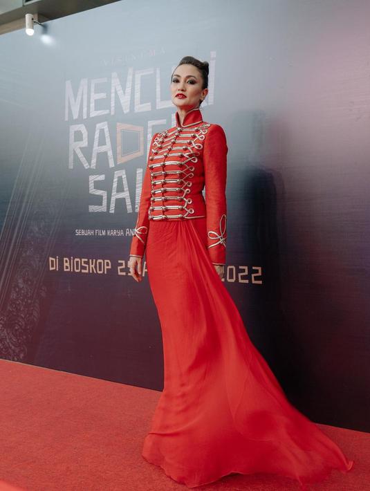 Di unggahan lain, Atiqah Hasiholan berbagi cerita soal karakter Dini dalam Mencuri Raden Saleh yang akan tayang di bioskop mulai Kamis, 25 Agustus 2022. Dini seorang kurator. “Seorang kurator lukisan yang disegani. Cara kerja dunia terkadang memang sadis, makanya Dini memilih jadi oportunis,” bintang film 3 Nafas Likas menjelaskan. (Foto: Dok. Instagram @atiqahhasiholan).