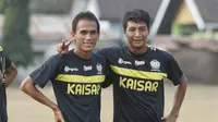 Dua mantan pemain Persik Kediri Faris Aditama dan Qischil Gandrumini akan membela tim yang berbeda di Piala Jenderal Sudirman. Faris memperkuat Persela Lamongan sedangkan Qischil berkostum Gresik United. (Bola.com/Robby Firly) 