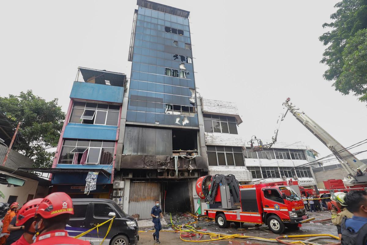 FOTO: Kebakaran di Kantor Terra Drone Padam, Petugas Lanjutkan Proses Pendinginan