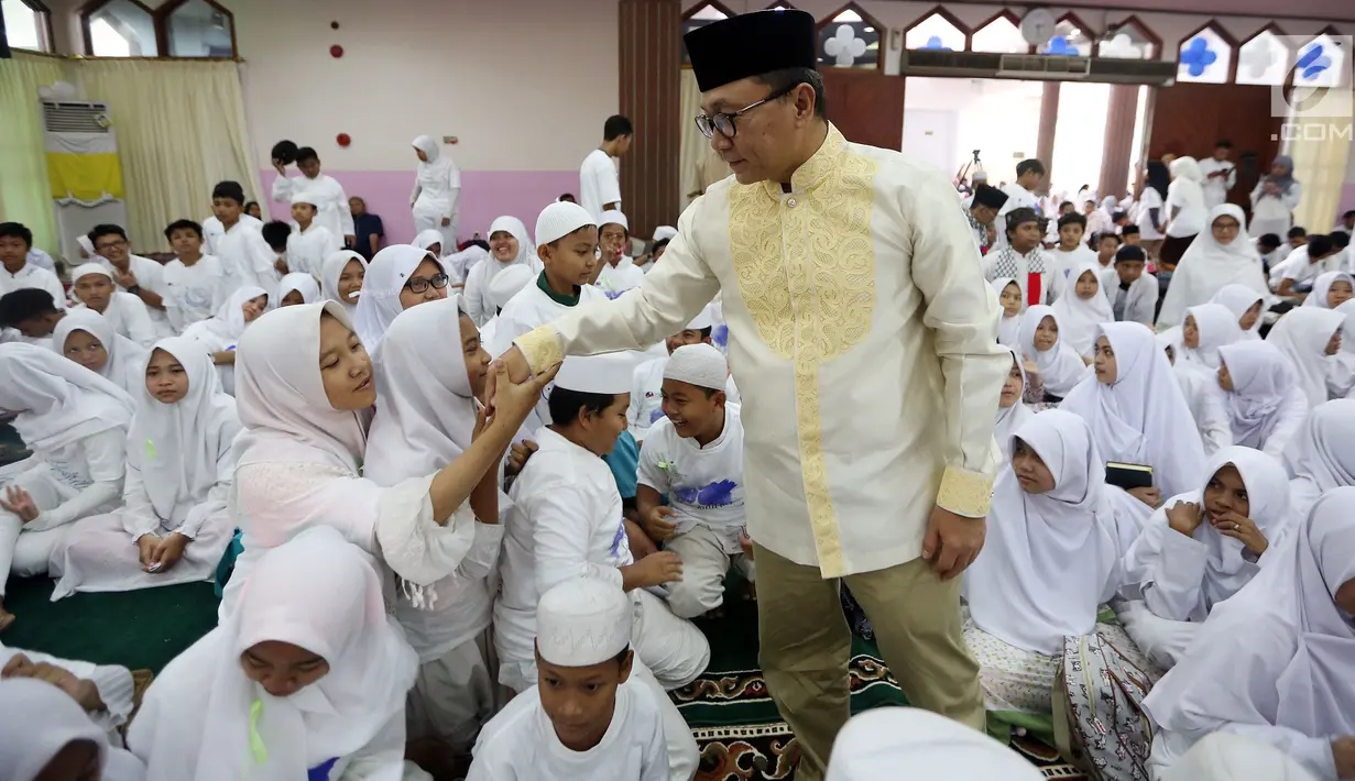 Ketua MPR Zulkifli Hasan menyalami anak-anak saat acara Tadarus dan Katham Al Quran bersama anak Yatim di Aula Masjid Baiturahman Komplek MPR/DPR RI, Jakarta, Minggu (11/6). Acara tersebut di hadiri kurang lebih 1500 Anak Yatim. (Liputan6.com/JohanTallo)