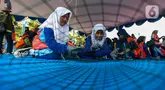 Relawan pencinta lingkugan dan pelajar Sekolah Rakyat Ancol membuat cangkang kerang hijau dalam acara Amazing Earth Race di Taman Impian Jaya Ancol, Jakarta, Minggu (28/4/2024). (Liputan6.com/Angga Yuniar)