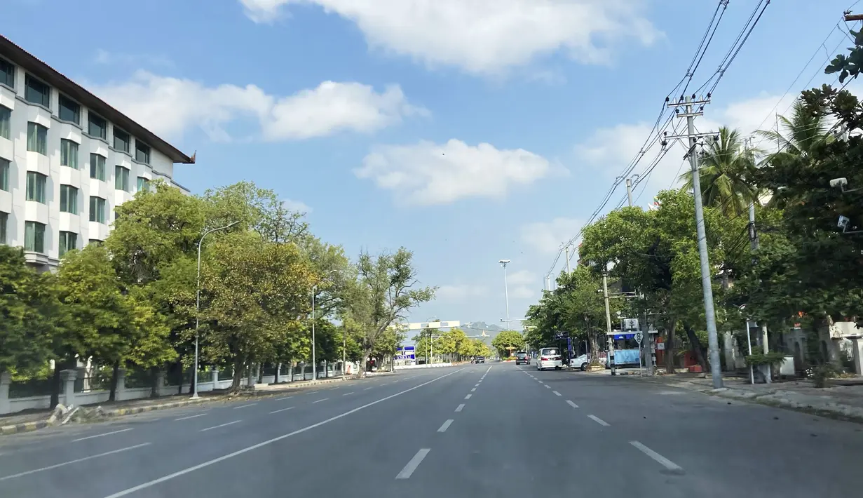 Pemandangan jalan kosong terlihat di Mandalay, Myanmar tengah, Jumat (10/12/2021). Jalan-jalan terlihat kosong di Mandalay pada hari Jumat ini ketika orang-orang berpartisipasi dalam pemogokan senyap atau "silent strike" untuk menandai Hari Hak Asasi Manusia Internasional. (AP Photo)