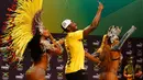 Pelari asal Jamaika, Usain Bolt berselfie dengan penari samba saat konferensi pers cabang atletik Olimpiade Rio 2016 di Rio de Janeiro, Brasil, (8/8). Pelari 29 tahun ini merupakan pelari pria tercepat di dunia. (REUTERS/Nacho Doce)