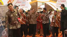 Direktur Konsumer Banking Anggoro Eko Cahyo tengah menjelaskan pameran Inacraft 2017 kepada Presiden Joko Widodo dan ibu negara Iriana usai diresmikan di JCC, Senayan, Jakarta, Rabu (26/4). (Liputan6.com/Angga Yuniar)