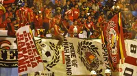 Kelompok suporter Semen Padang, Spartack's, berjanji memberikan dukungan habis-habisan kala Semen Padang menjamu Pusamania Borneo FC, Sabtu (16/1/2016). (Bola.com/Romi Syahputra)
