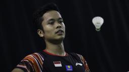 Tunggal putra Indonesia, Anthony Ginting, berusaha mengembalikan kok saat latihan di Pelatnas PBSI Cipayung, Jakarta, Selasa (9/7). Latihan ini persiapan jelang Indonesia Open 2019. (Bola.com/Vitalis Yogi Trisna)