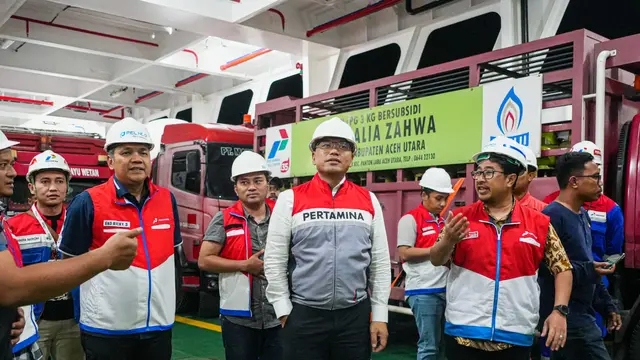 Direktur Utama PT Pertamina (Persero) Simon Aloysius Mantiri, melaporkan sejumlah langkah strategis Pertamina untuk mengupayakan kelancaran pasokan BBM dan LPG di wilayah terdampak banjir bandang Sumatera. (Foto: Pertamina)