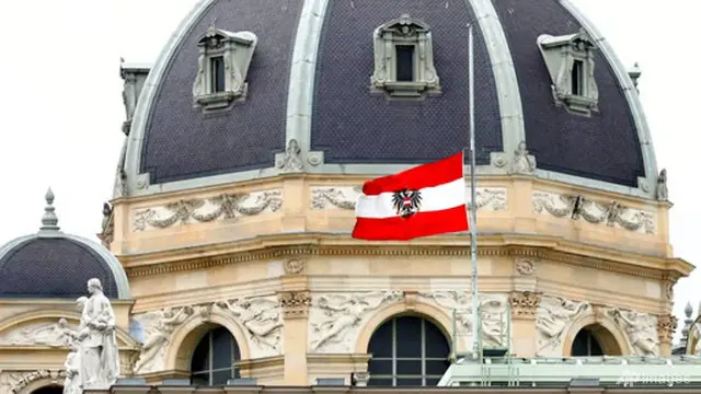 Bendera nasional Austria berkibar setengah tiang di sebuah gedung di pusat kota di Wina, Austria, Rabu, 4 November 2020. (AP Photo / Matthias Schrader)