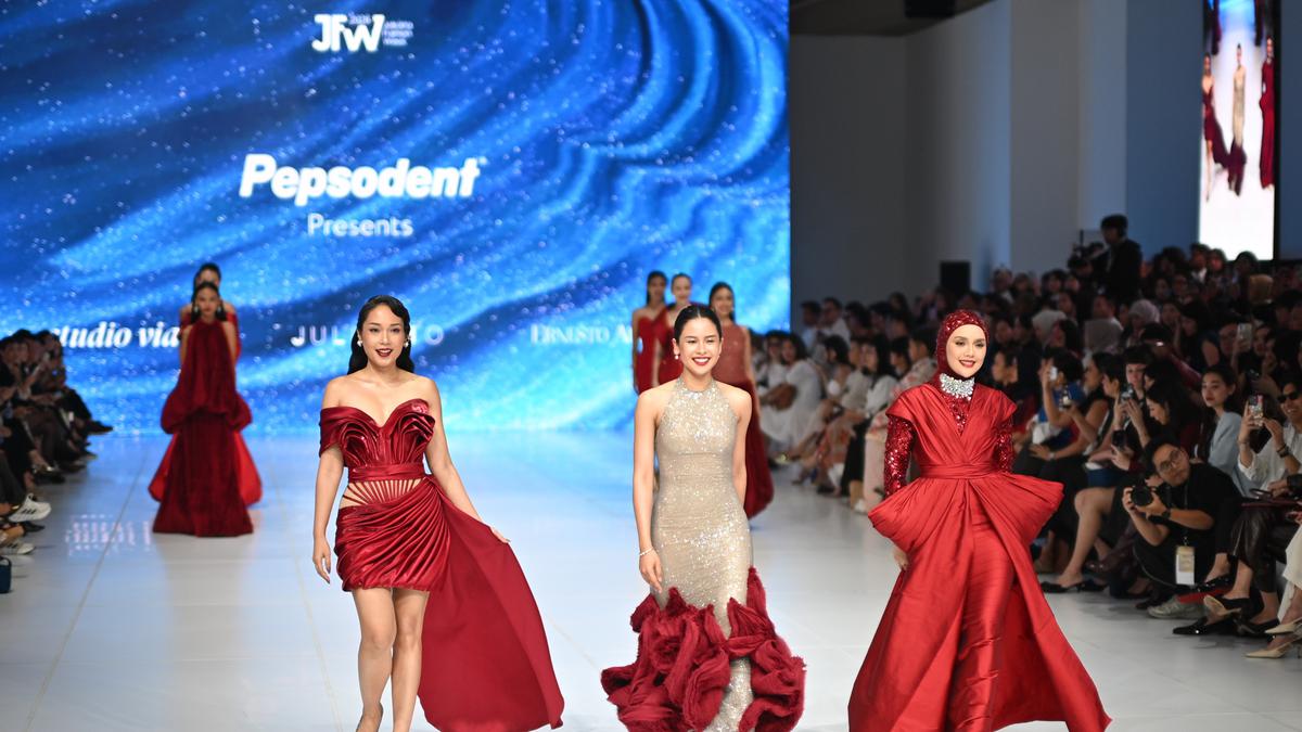 Saat Maudy Ayunda, Ayla Dimitri, Tampil Menawan di Panggung JFW, Tampilkan Senyum Cemerlang