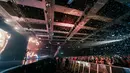 Dia juga berinteraksi dengan penonton menggunakan bahasa Indonesia. Di awal konser saja, sang member SHINee sudah menyapa dengan bahasa Jawa dan Sunda. (Foto: via CK Star Entertainment)