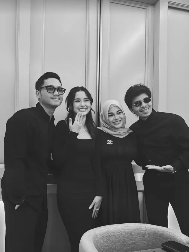 Azriel Hermansyah dan Sarah Menzel. (Foto: Dok. Instagram @krisdayantilemos)