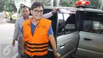 Senyum Andi Zulkarnaen Mallarangeng alias Choel Mallarangeng setibanya di Gedung KPK, Jakarta, Selasa (14/2). Tersangka kasus dugaan korupsi proyek Hambalang itu menjalani pemeriksaan perdana setelah resmi menjadi tahanan KPK. (Liputan6.com/Helmi Afandi)
