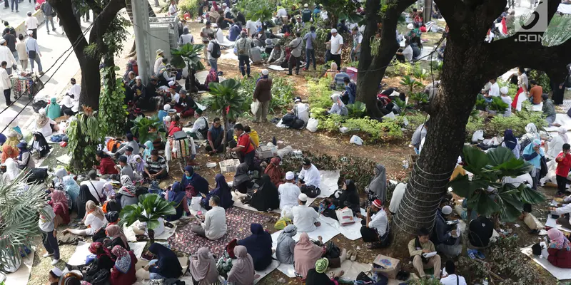 Massa Aksi Duduki Taman Pembatas Jalan Medan Merdeka Barat