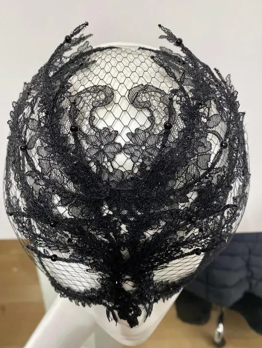 Gaya aktris dan penyanyi 25 tahun itu kian sempurna dengan aksesori berupa topeng hitam berbahan lace hasil kolaborasi Valentino dan Philip Treacy. (Instagram/pppicoli).