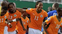 Ivorian National football team's striker Didier Drogba celebrates with teammate victory against Malawi on March 29, 2009 at Felix Houphouet-Boigny stadium in Abidjan during their World Cup 2010 qualification match. AFP PHOTO / ISSOUF SANOGO 