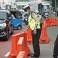 Petugas kepolisian menutup akses menuju Jalan Medan Merdeka Timur, Jakarta, Jumat (14/6/2019). Pengalihan arus dilakukan di sejumlah titik menuju Gedung Mahkamah Konstitusi terkait sidang perdana sengketa Pilpres 2019. (Liputan6.com/Immanuel Antonius)