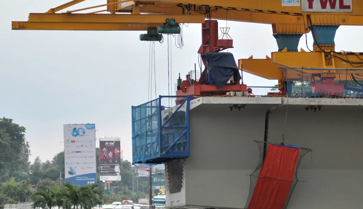 Pekerja menyelesaikan proyek jalan layang Simpang Susun Semanggi, Jakarta, Kamis (23/2). Pembangunan tersebut diharapkan menjadi salah satu upaya mengurai kemacetan di kawasan ini. (Liputan6.com/Yoppy Renato)