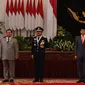 Presiden Joko Widodo (kedua kanan) didampingi Kapolri Jenderal Pol Idham Aziz, Panglima TNI Marsekal TNI Hadi Tjahjanto dan Menhan Prabowo Subianto berfoto bersama usai Peringatan Ke-74 Hari Bhayangkara Tahun 2020 di Istana Negara, Jakarta, Rabu (1/7/2020). (ANTARA FOTO/Sigid Kurniawan/POOL)