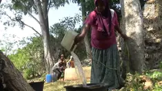 Dilanda musim kemarau, membuat warga di Tuban, Jawa Timur, mengalami krisi air.