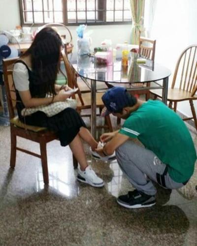 Pria yang ternyata bernama Guigui ini memberikan pembelaan atas tindakan mesranya mengikat tali sepatu pacar di dalam kereta. | Foto: copyright singaporeseen.stomp.com.sg