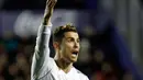 Ekspresi striker Real Madrid Cristiano Ronaldo saat melakukan protes dalam pertandingan Liga Spanyol melawan Levante  di stadion Ciutat de Valencia di Valencia (3/2). (AP Photo/Alberto Saiz)