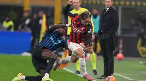 Marcus Thuram dari Inter Milan melakukan tekel terhadap Luka Modric dalam laga Serie A melawan AC Milan di Milan, Italia, Minggu, 23 November 2025. (AP Photo/Antonio Calanni)