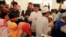 Presiden Jokowi saat bersama ratusan anak yatim di Istana Negara, Jakarta, Kamis (18/6/2015). Jokowi mengundang 400 anak yatim dari 12 panti asuhan yang ada di Jabodetabek untuk berbuka puasa di hari pertama Ramadan. (Liputan6.com/Faizal Fanani)