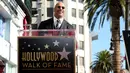 Aktor Dwayne Johnson menyampaikan pidatonya selama upacara penganugerahaan bintang Hollywood Walk of Fame  di Los Angeles, Jumat (13/12). (Photo by Willy Sanjuan/Invision/AP)